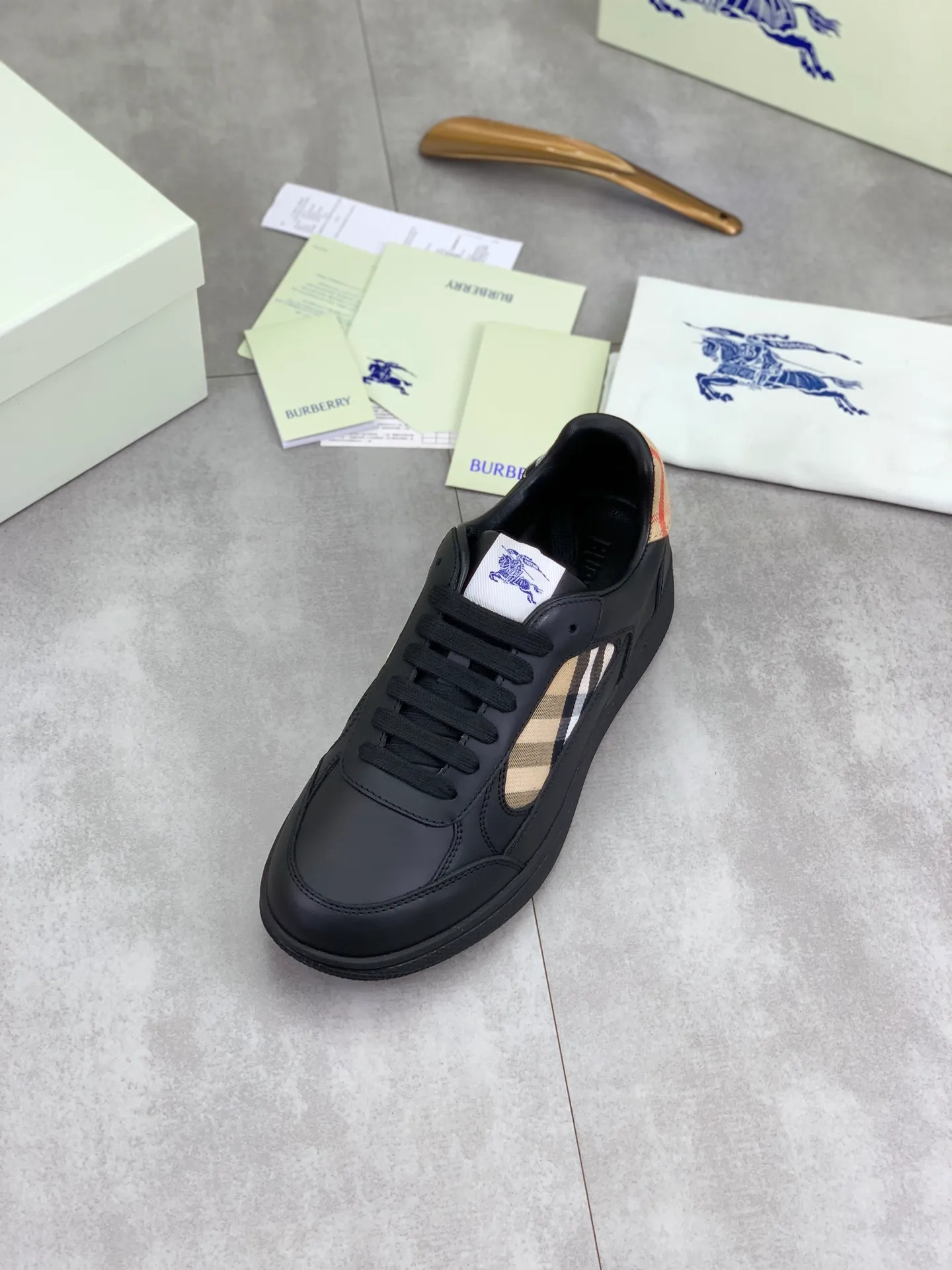 Factory price P640 [BURBERRY] Burberry - High-end quality original order (couples 🧑‍🤝‍🧑 style) - Upper: imported 🔝 original material - Lining: cowhide lining, feet; water-dyed cowhide - Outsole: ultra-light TPR rubber; two-color molded outsole - Super high quality control, fine workmanship: highlighted (high-end, extravagance, grade) -Size: 35-46 (male 38 46 Female 35 40 can be customized)·Color: Multiple colors available